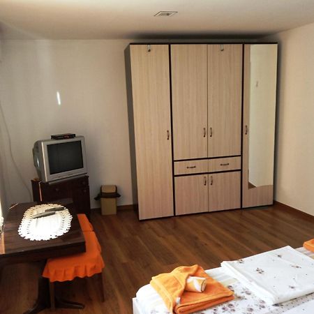 Divna Guest House Krushuna Esterno foto