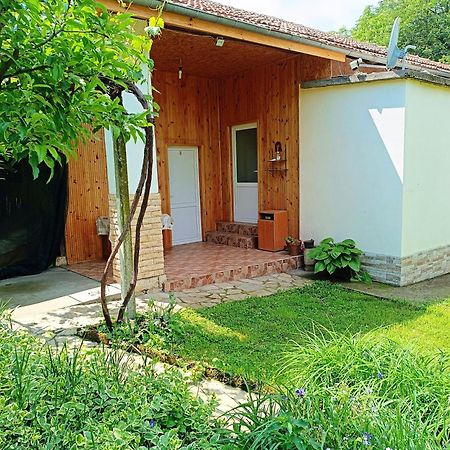 Divna Guest House Krushuna Esterno foto