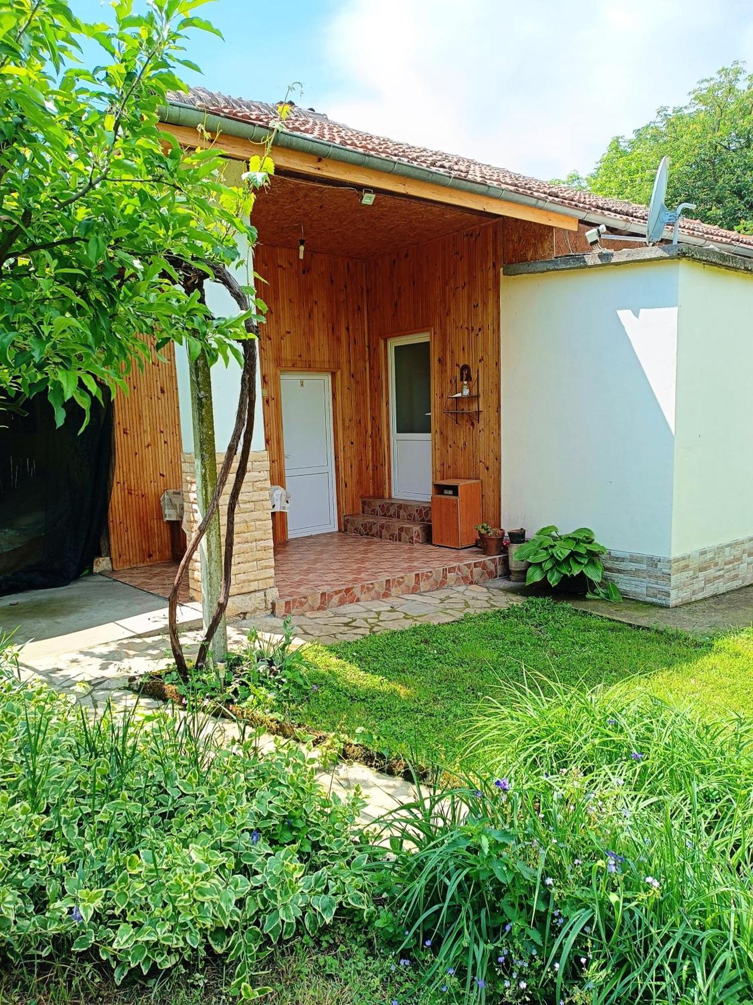 Divna Guest House Krushuna Esterno foto