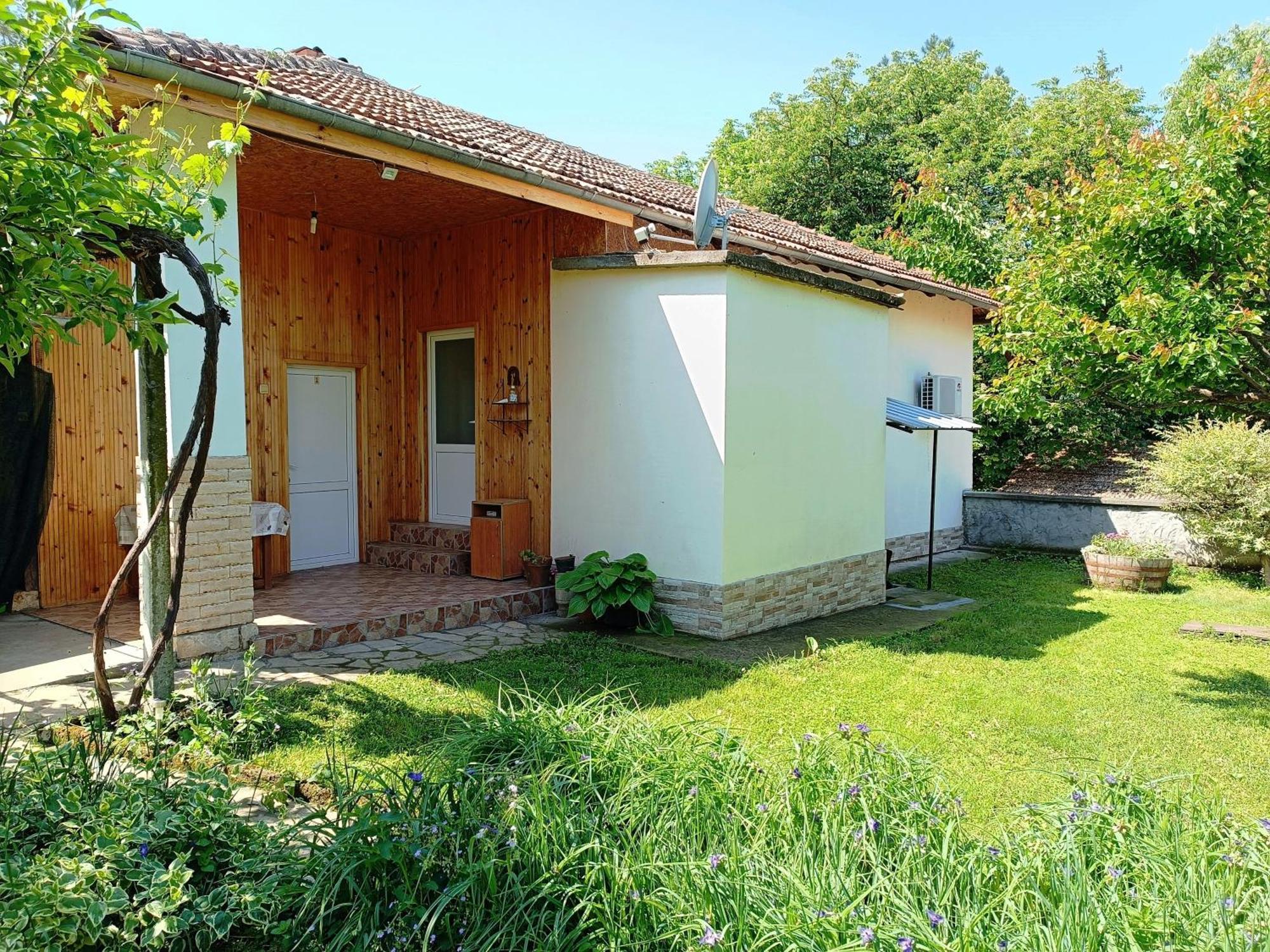 Divna Guest House Krushuna Esterno foto