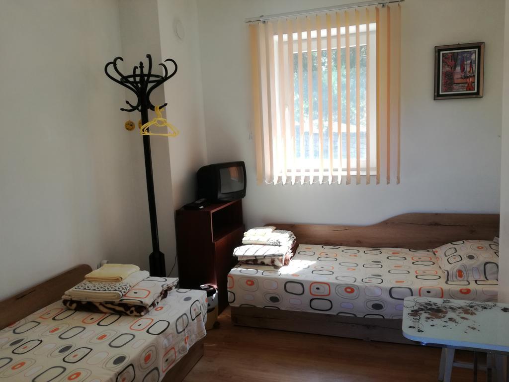 Divna Guest House Krushuna Esterno foto